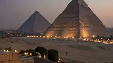 A private Egyptologist guide explains the Pyramids of Giza to a couple on a perfect 8-day Egypt itinerary
