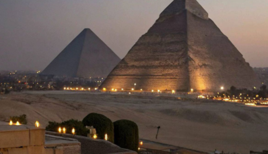 A private Egyptologist guide explains the Pyramids of Giza to a couple on a perfect 8-day Egypt itinerary